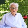 Erwin Riederle an einem seiner Lieblingsplätze: im Garten. Am Sonntag, 27. August, feiert der Burgauer seinen 95. Geburtstag.