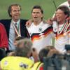 Nach dem WM-Finale gegen Argentinien jubelte das deutsche Team, hier Holger Osieck, Franz Beckenbauer, Klaus Augenthaler, Stefan Reuter, Jürgen Klinsmann (von links), Frank Mill und Karl-Heinz Riedle (nicht in Bild), über den Sieg.