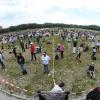 Teilnehmer einer Demonstrationen gegen die Anti-Corona-Maßnahmen der Politik stehen auf der Theresienwiese im vorgeschriebenen Abstand. 