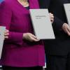 Angela Merkel (CDU),  Horst Seehofer (CSU) und  Olaf Scholz (SPD) nach der Unterzeichnung des Koalitionsvertrags im vergangenen Jahr.  