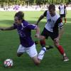 Nach einem guten Start fällt der TSV Dinkelscherben in der Fußball-Bezirksliga Nord immer weiter zurück. Gestern setzte es für Cosmin Uilican (links) und sein Team eine 0:2-Niederalge beim Spitzenreiter TSV Meitingen. Rechts Arthur Fichtner vom souveränen Tabellenführer. 
