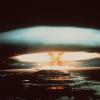 Die Explosion einer französischen Atombombe 1971 über dem Mururoa-Atoll – es handelte sich um einen Test. Derzeit wird über die Gefahr von einem Atomkrieg diskutiert.