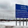 Ein Schild weist auf den Grenzübergang von Finnland nach Russland hin.