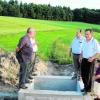 Bürgermeister Anton Mayer (Dritter von links) besichtigte mit den Gemeinderäten Herbert Schalk und Georg Kraus (links), Bruno Egge und Otto Hochmuth (rechts) die Baustelle des Regenrückhaltebeckens. Foto: Monika Hupka-Böttcher