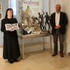 Museumsleiter und Autor Dr. Michael Teichmann übergab sein Buch an Schwester Maria Goretti Böck und Hedwig Machel vom Stadtarchiv. 	