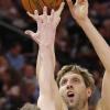 Konnte die siebte Niederlageim achten Saisonspiel gegen die Utah Jazz trotz 18 Punkten nicht verhindern: Dirk Nowitzki (rechts). 