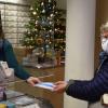 In der Marien-Apotheke in Neuburg überreichte Chefin Andrea Kragler Johanna Gegg aus Irgertsheim drei FFP-2-Masken. Die Nachfrage zum Auftakt der kostenlosen Aktion war am Dienstag überaus groß. 	  
