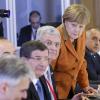 Angela Merkel hat den türkischen Ministerpräsidenten Ahmet Davutoglu im Blick.