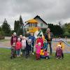 Diakon Thomas Rieger und Bürgermeister Roland Wildfeuer haben zusammen mit den Kindern den Spielplatz in Reichertswies offiziell in Betrieb genommen.