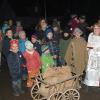 Brigitte Ziegler schlüpfte in die Rolle des Heiligen Nikolaus und beschenkte die Kinder, die zum Weihnachtshof in Waltershofen gekommen waren. 	