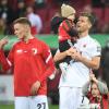 Alfred Finnbogason (links) wird dem FC Augsburg in Berlin fehlen, wieder dabei ist  Florian Niederlechner (rechts). 