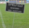 Durch Tausende Hinterlassenschaften von Regenwürmern hat sich das Spielfeld in der Abenstein-Arena in eine glitschige und schwammige Rasenfläche verwandelt. Deshalb wurde der Platz gesperrt. Die heutige Bayernligabegegnung musste abgesagt werden.