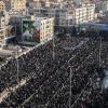 Eine riesige Menschenmenge folgt dem Aufruf der iranischen Führung, sich dem Trauerzug für den wichtigsten Vertreter des iranischen Militärs im Ausland, Ghassem Soleiman, anzuschließen. Der General war in der Nacht auf Samstag bei einer US-Kommandoaktion im Irak gezielt getötet worden. 