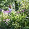 Marei Kemmerling aus Neusäß hat einen großen Garten am Kobel und ist eine der ersten im Landkreis, die die Plakette "Naturnaher Garten" der Gartenzertifizierung "Bayern blüht – Naturgarten" erhalten hat.