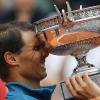 Ein Mann und sein Pokal: Tennis-Superstar Rafael Nadal im Jahr 2018 mit der Trophäe, den es für den Sieg bei den French Open gibt.