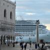 Ein Kreuzfahrtschiff fährt nahe dem Markusplatz in Venedig ein. Am Sonntagabend hat es beinahe ein Unfall gegeben.