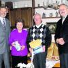 50 Jahre verheiratet sind Johanna und Rudolf Rothfischer (Mitte), zum Gratulieren kamen auch Bürgermeister Manfred Wolf (links) und Pfarrer Werner Pfundstein. Foto: Brigitte Glas