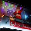 In der Via-Claudia-Straße in Haunstetten winkt ein riesiger Weihnachtsmann vom Balkon.
