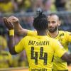 Dortmunds Michy Batshuayi (l) jubelt mit Ömer Toprak über seinen Treffer zum 2:0.