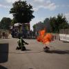 Wie schnell ein Fettbrand entsteht, zeigt Kommandant Carsten Weber beim Tag der offenen Tür der Feuerwehr in Hörmannsberg an einem heißen Öltopf. 