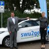 Bei einer symbolischen Schlüsselübergabe übergab der SWU-Geschäftsführer Klaus Eder die Fahrzeugschlüssel an OB Katrin Albsteiger.  	