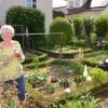 Emma und Ludwig Müller haben einen Bauerngarten vor dem Haus und ein naturnah bewirtschaftetes Blumenparadies im Hinterhof.