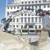 150 Tonnen Sand verteilen die Bagger seit gestern auf dem Rathausplatz. Morgen startet dort das Beachvolleyball-Turnier. Es dauert bis Sonntag.  