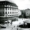Der Königsbau um 1934. Schon damals gab es im ersten Stock ein Café. Auch auf dem Balkon standen Tische. Heute ist hier Starbucks. 	<b>Foto: Archiv Häußler</b>
