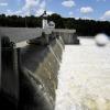 Ein spektakuläres Bild bietet sich aktuell am Hochablasswehr. Der Lech führt viel Wasser, ein Hochwasser droht aber den Prognosen zufolge nicht.