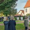 Die Gräbersegnung am Allerheiligen-Nachmittag nahm auf dem alten Geltendorfer Friedhof Heidi Huber (links) vor, die Wortgottesfeier-Beauftragte ist.