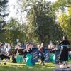Im sonnigen Pfarrgarten in Merching nahmen die Musikerinnen und Musiker des Musikvereins ihr Publikum mit auf eine musikalische Weltreise.
