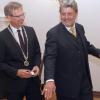 Für sein Engagement in und für Ichenhausen wurde Ernst Pfaff (rechts), Chef der Scheppach-Unternehmensgruppe, von Bürgermeister Robert Strobel der Ehrenring einschließlich Urkunde der Stadt im Rahmen eines Festaktes verliehen. 	