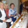 50 Meter Strudel verteilten Marlene Mohr, Marianne Keller, und Annemarie Schmid an die hungrigen Kirchenbesucher.  	