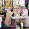 Pfarrer Peter Twrdy zelebrierte zusammen mit Pfarrer Dr. Gerhard Bauer (links) und Pfarrer Georg Schlüter (rechts) in der Mörslinger Pfarrkirche St. Martin den Festgottesdienst zu seinem 75. Geburtstag. Foto: Häußler