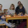 Der sechsjährige Bene (links) hat das Down-Syndrom. Mit seinen Schwestern (von links) Anna, Clara, Paula und Maria baut er gerne Lego. Im Hintergrund: Mutter Simone Stumpf. 