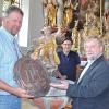 Kirchenpfleger Jürgen Zirch (links), Architekt Professor Manfred Lux aus Neusäß und Pfarrer Josef Kirchensteiner (rechts) freuen sich über die gelungene Renovierung der Dettenschwanger Pfarrkirche. 