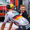 Nils Politt unterhält mit Bundestrainer André Greipel.