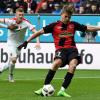 Freiburgs Florian Niederlechner schießt den Ball per Strafstoß zur 1:0-Führung.