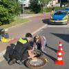 Polizisten inspizieren einen Gully - der Junge wurde hier nach mehr als einer Woche wiedergefunden.