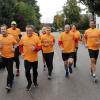 Die Mitglieder des Lauftreffs Pfaffenhofen trainieren für den Marktlauf. Mit den T-Shirts der Neu-Ulmer Zeitung ist Orange die Farbe der Saison. 	