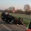 Auf der württembergischen Landesstraße 260, kurz nach dem Ortsende von Illerrieden in Richtung Ulm, hat sich am Sonntagmorgen ein Auto überschlagen. Dabei wurden zwei Frauen schwer verletzt.  	