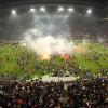 Fußballfans stürmten kurz vor Ende der Begegnung das Spielfeld in der Düsseldorfer Esprit-Arena. Foto: Anke Hesse dpa