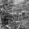 Diese Luftaufnahme von Schwabmünchen wurde schon am 5. November 1944 von der amerikanischen Luftwaffe aufgenommen. Es zeigt detailliert das Angriffsziel der ehemaligen Holzhey-Fabrik (im Osten). Aber auch das Ziegelwerk Schmid (im Norden) und die Baufirma Gebrüder Kroen (im Süden) sind auf der Aufnahme gekennzeichnet. Diese beiden Ziele wurden bei dem Angriff ebenfalls stark beschädigt.