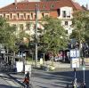 Unter dem Einfluss von Drogen hat ein 43-Jähriger am Samstag am Helmut-Haller-Platz eine Frau und einen Hund verletzt.