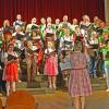 Freundschaftskonzert mit dem lettischen Chor Ligatnes jauktais koris: Die Sänger bringen die Europahymne auf die Bühne.  	