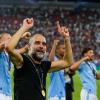 Manchester Citys Trainer Pep Guardiola feiert mit seinen Spielern den Sieg im Supercup.