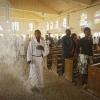 Christinnen und Christen halten eine Messe in Nigeria. Nach wie vor werden die Kirchen in dem afrikanischen Land von islamistischen Terroristen bedroht. 