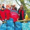 Die Wanderfreunde des TSV Landsberg beteiligten sich an der Aktion „Saubere Landschaft“. Dabei wurden etliche Müllsäcke voll.  