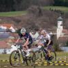 Harter Sport in schwäbischer Idylle: Lokalmatador Georg Egger und David List queren die oberhalb des Dorfes Obergessertshausen gelegene Wiese.