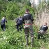 Polizisten bei der Spurensuche in der Umgebung des Erbacher Anglersees, in dem die Leiche eines 19-jährigen Albaners entdeckt worden war.  	